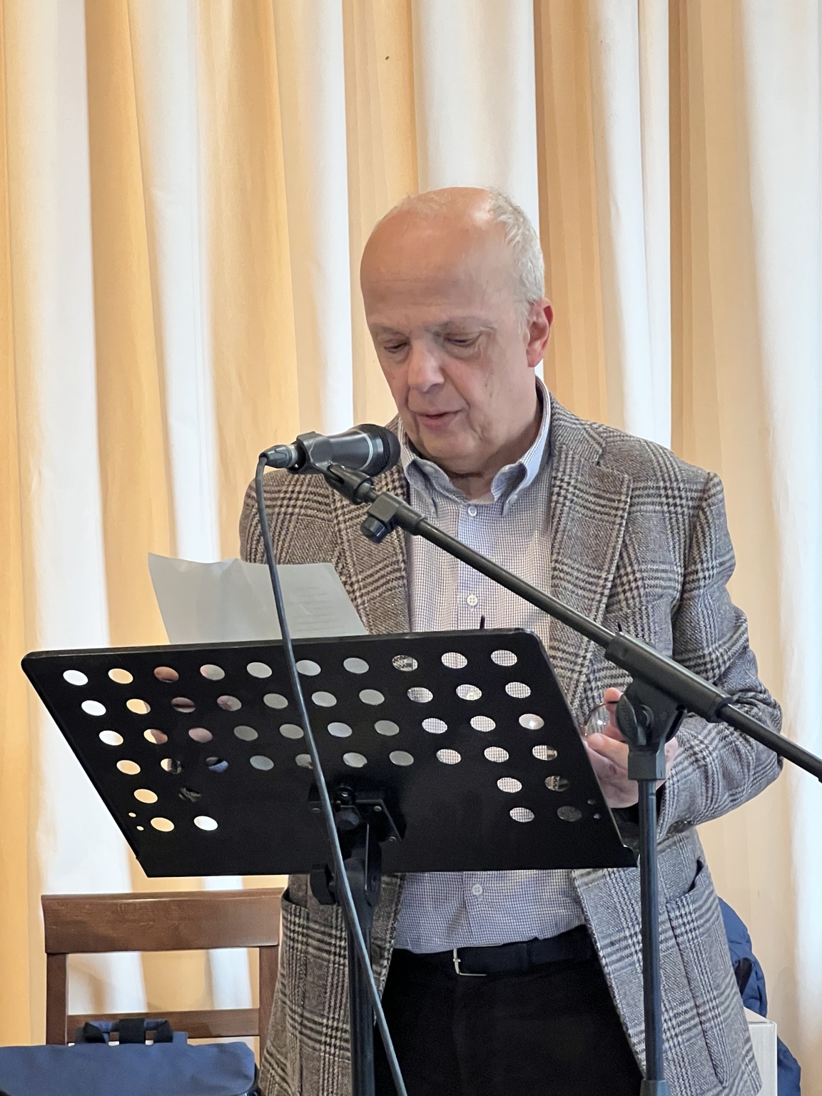 Federico D’Amore durante una lettura